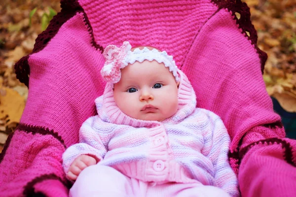 Belle fille dans un rose vêtements de bébé — Photo