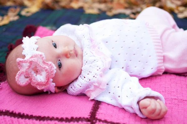 Schönes Mädchen in rosa Babykleidung lizenzfreie Stockbilder