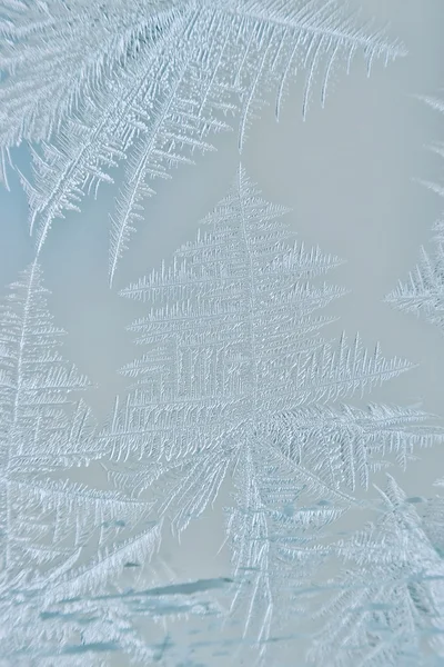 Ледяные узоры на стекле — стоковое фото