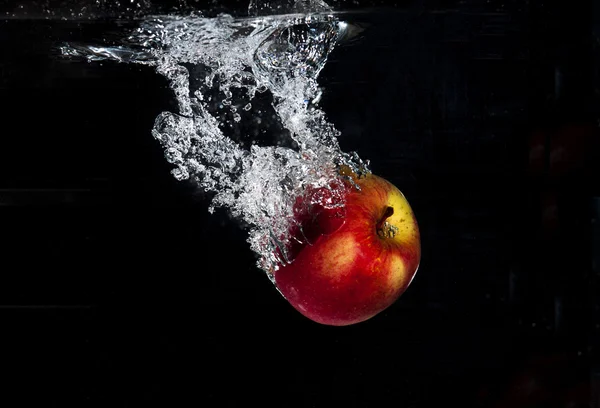 Apple caduto in acqua . — Foto Stock