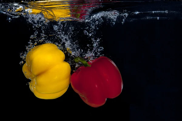 Papriky ve vodě. — Stock fotografie