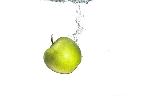 Green apple dropped in water. — Stock Photo, Image