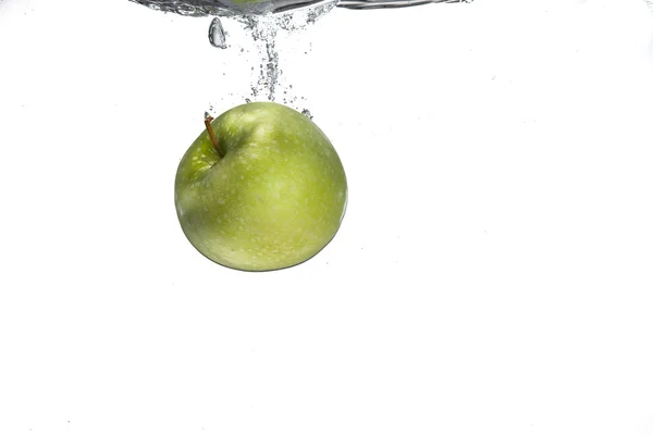 Зеленое яблоко упало в воду . — стоковое фото