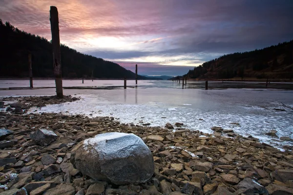 Perto do lago parcialmente congelado . — Fotografia de Stock