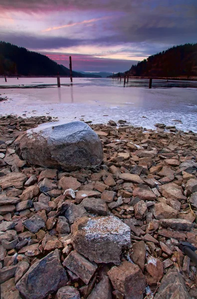 A tó naplementekor sziklák. — Stock Fotó