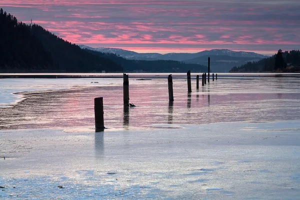 Serene winter scène bij zonsondergang. — Stockfoto