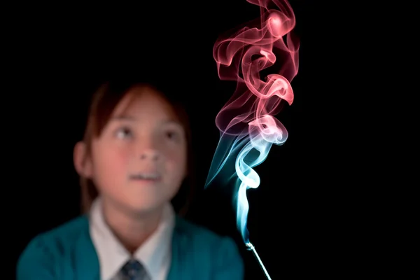 Menina espantada com a fumaça . — Fotografia de Stock