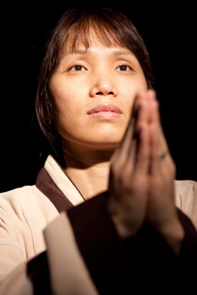 Азиатка читает молитву . — стоковое фото