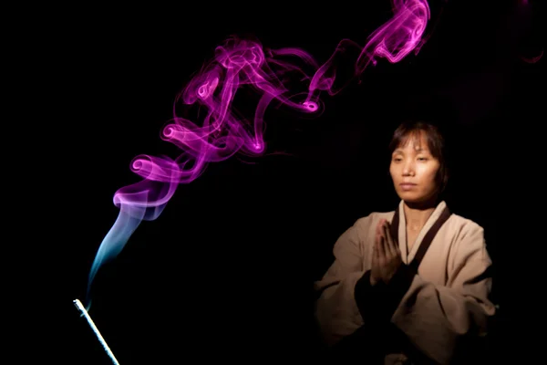 Smoke and the meditating woman. — Stock Photo, Image