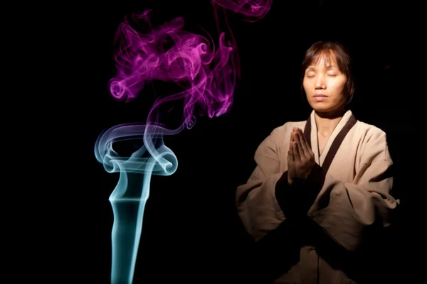 Smoke designs and Asian woman. — Stock Photo, Image