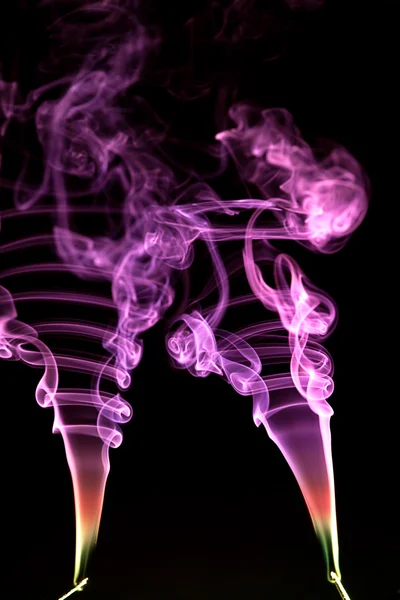 Два разноцветных дыма . — стоковое фото