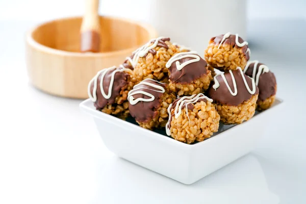 Bowl of chocolate crisp rice treats — Stock Photo, Image