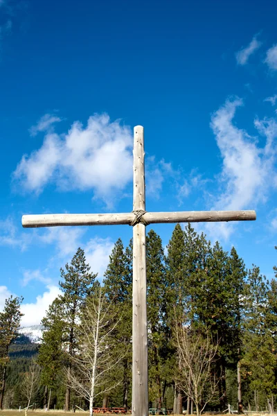Дерев'яний хрест встановлений на відкритому повітрі . — стокове фото