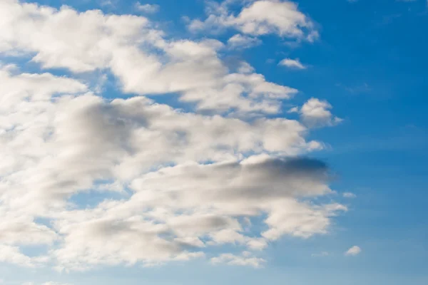 Pluizige wolken in de lucht. — Stockfoto