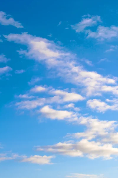 Moln i den blå himlen. — Stockfoto