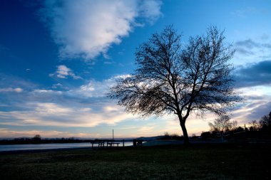 columbia Nehri boyunca günbatımı.