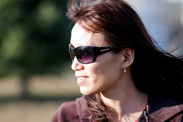 Sidan porträtt av asiatisk kvinna. — Stockfoto