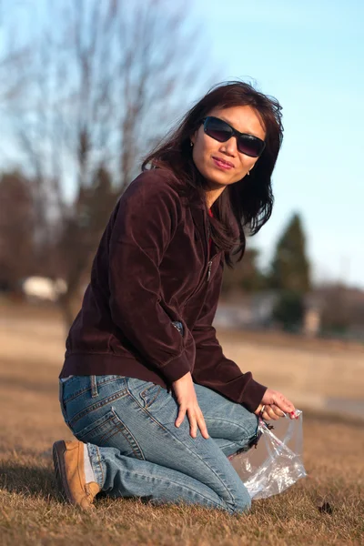 Азиатская женщина в парке. — стоковое фото