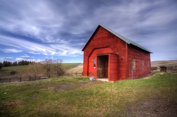 Red shed, yeşil çimen, mavi gökyüzü. — Stok fotoğraf