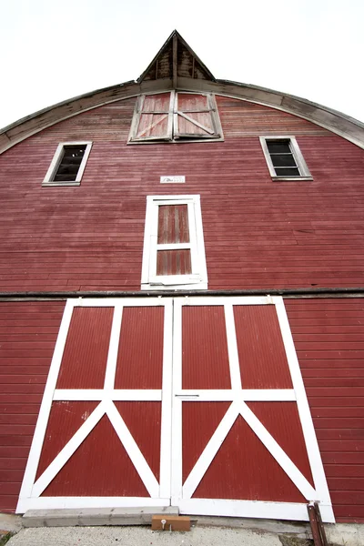 Front of a red barn. — Stock Photo, Image
