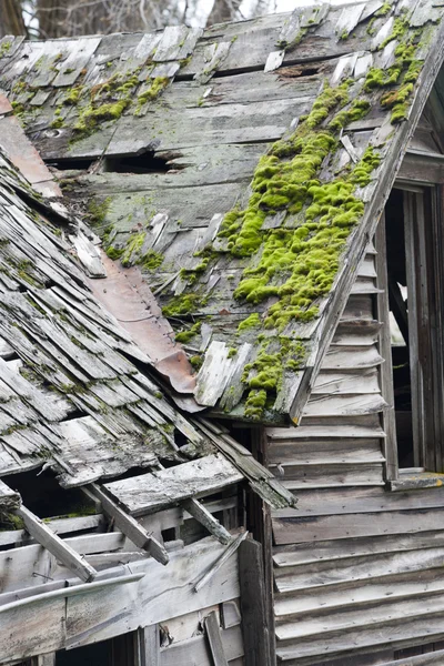 Vecchio muschio coperto tetto in rovina . — Foto Stock