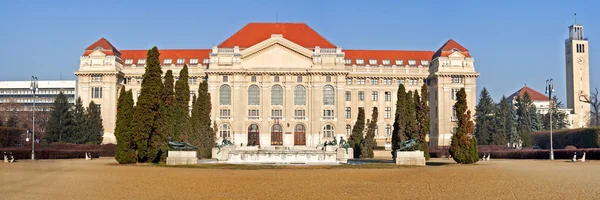 Debrecen Universty fachada principal — Fotografia de Stock