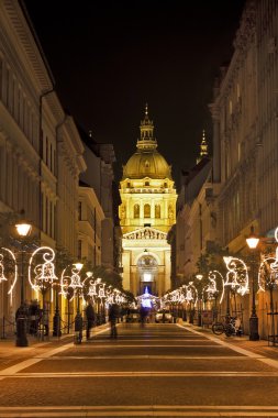 Saint stephens basilika bir Caddenin sonundaki