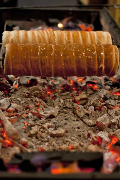 Kürtőskalács or traditional hungarian Chimney Cake — Zdjęcie stockowe