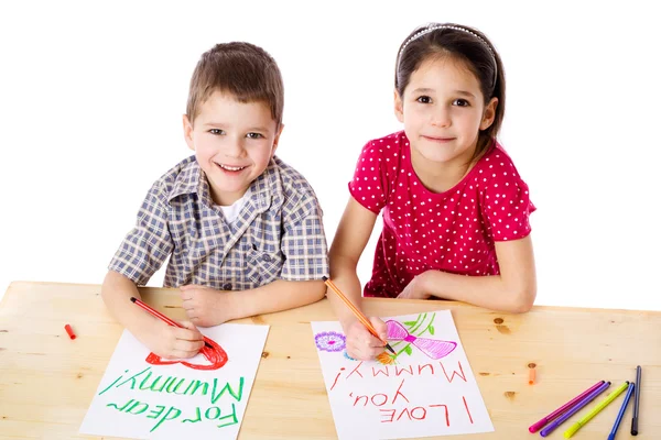Duas crianças sorrindo desenhar para a mãe — Fotografia de Stock