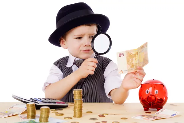 Pequeno homem de negócios verifica o dinheiro — Fotografia de Stock