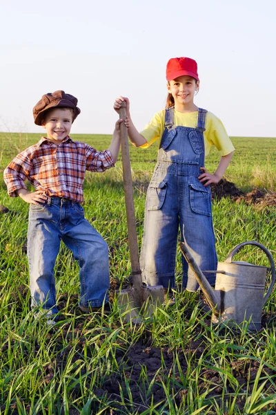 Two kids with shovel and can — Stock Photo, Image