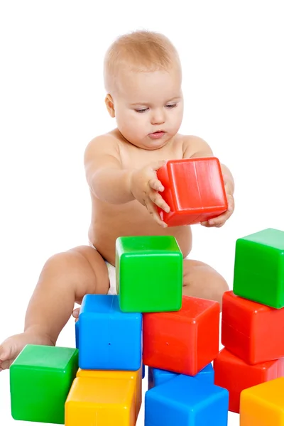 Lilla barnet leker med kuber — Stockfoto