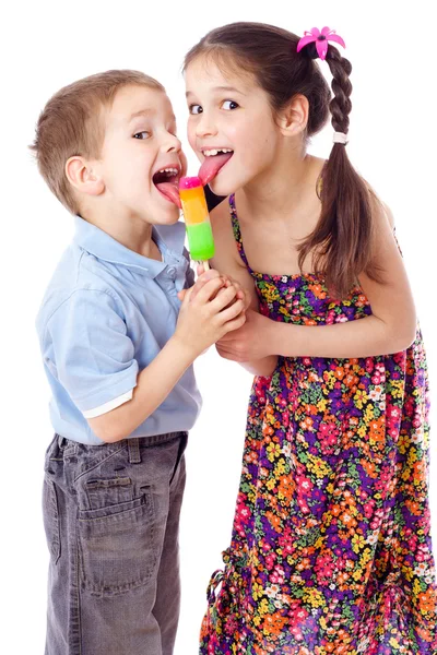 Menina e menino comendo sorvete juntos — Fotografia de Stock