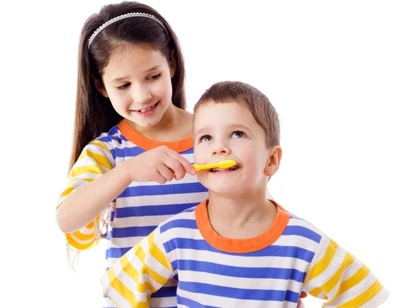 Girl teaches a boy to brush your teeth — Stock Photo, Image
