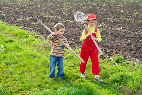 Twee kleine kinderen lopen met tools — Stockfoto