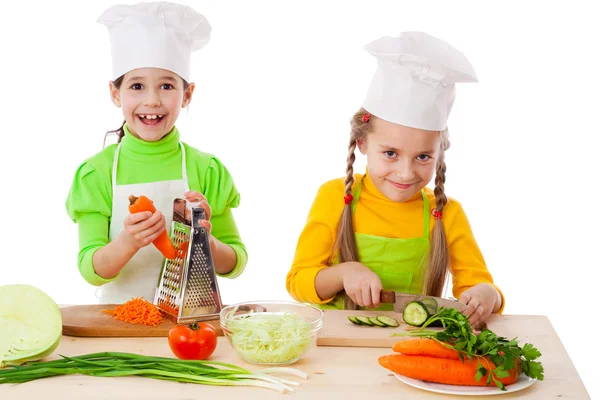 Zwei Mädchen, die Salat zubereiten — Stockfoto