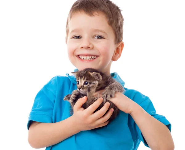 Lachende jongetje met kitty in handen — Stockfoto