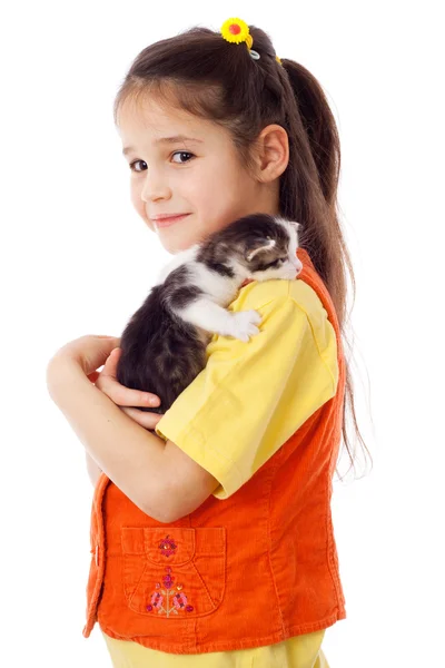 Маленькая девочка с котенком на плече — стоковое фото