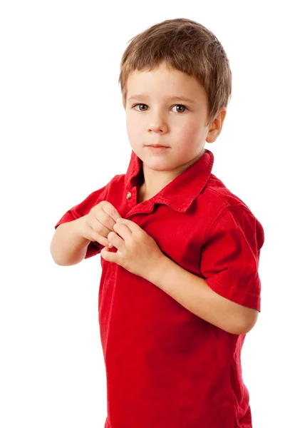 Серьезный маленький мальчик в красной рубашке — стоковое фото