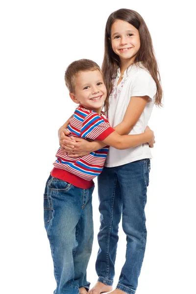 Dwa uśmiechający się małe dzieci, przytulanie siebie — Zdjęcie stockowe