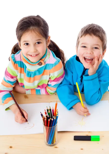 Два маленьких ребенка рисуют карандашами — стоковое фото