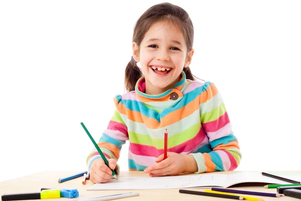 Lachende weinig meisje tekenen met kleurpotloden — Stockfoto