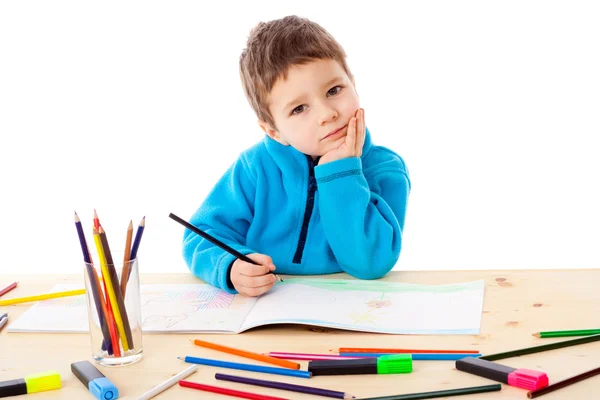 Petit garçon dessiner avec des crayons — Photo