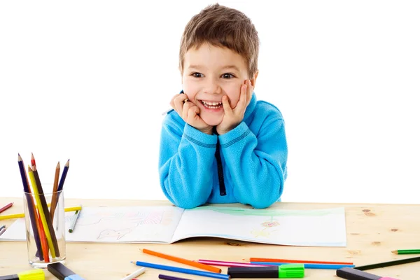 Petit garçon souriant dessiner avec des crayons — Photo