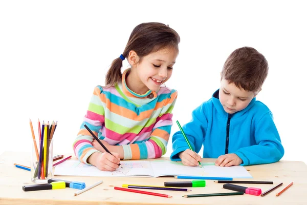 Dos niños dibujan con lápices de colores — Foto de Stock