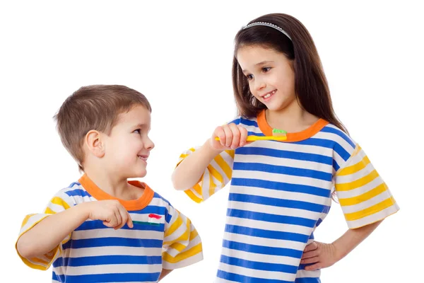 Enfants souriants brossant les dents — Photo