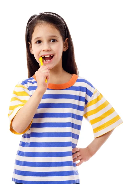 Chica sonriente cepillándose los dientes —  Fotos de Stock