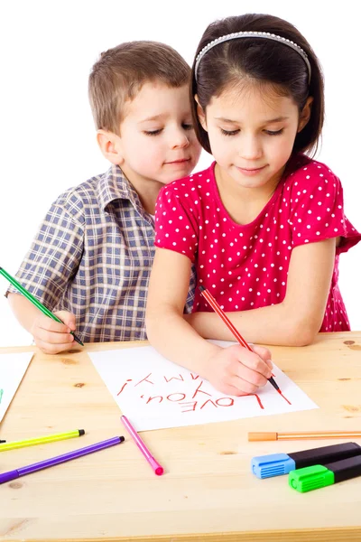 Двое маленьких детей рисуют для мамы — стоковое фото