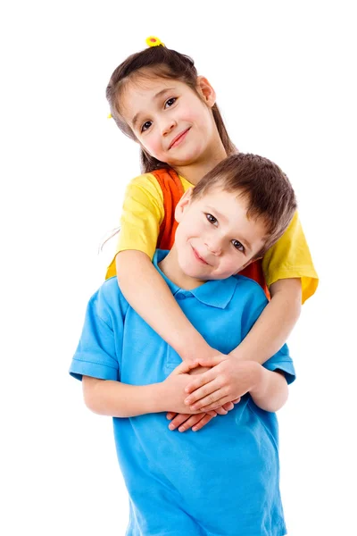 Dos pequeños niños sonrientes de pie juntos — Foto de Stock