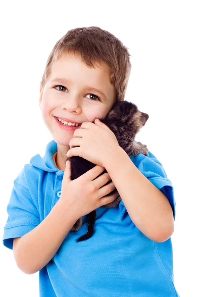 Маленький мальчик с котенком на плече — стоковое фото